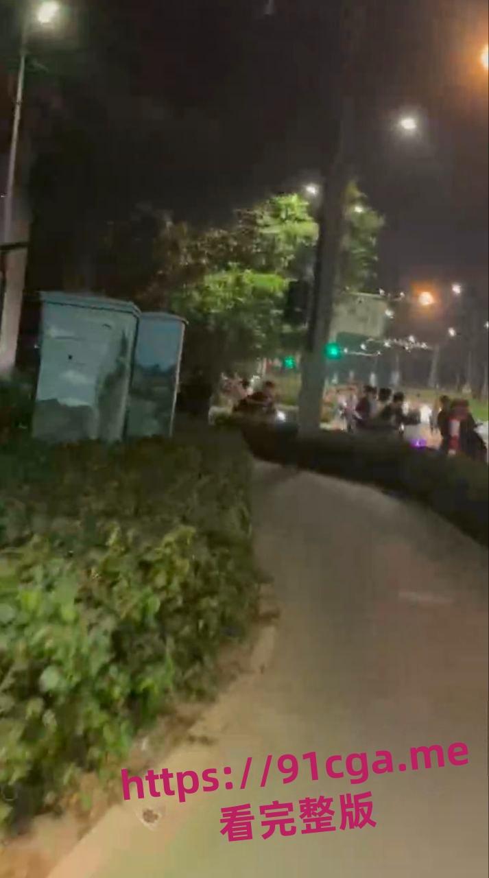 深夜街头惊现古惑仔集体群殴事件 超数十人提刀互砍-3
