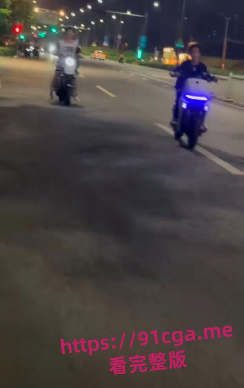 深夜街头惊现古惑仔集体群殴事件 超数十人提刀互砍-5