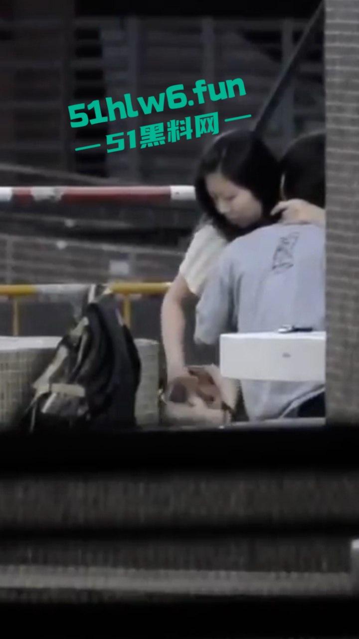 瓜友投稿，成都街头拍摄激情男女当街抠逼，女主表情销魂又迷离，不知道爽飞多少次了！-1