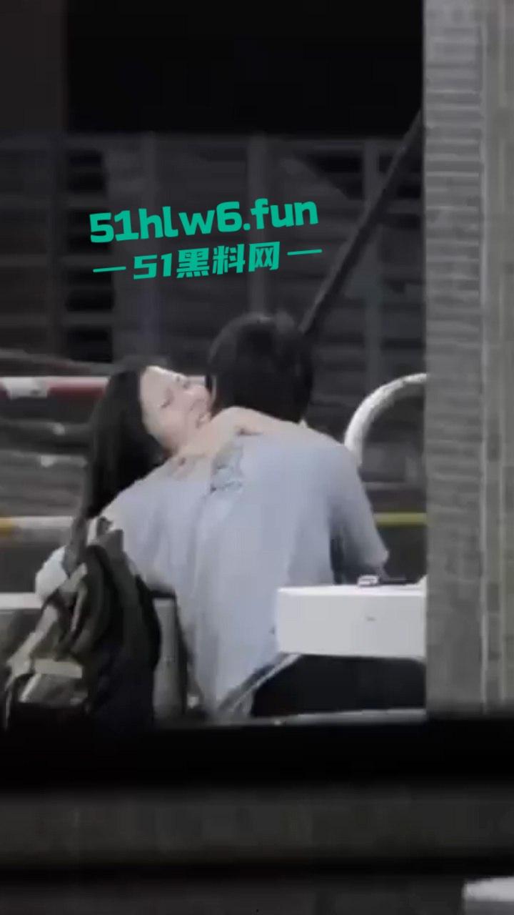 瓜友投稿，成都街头拍摄激情男女当街抠逼，女主表情销魂又迷离，不知道爽飞多少次了！-4