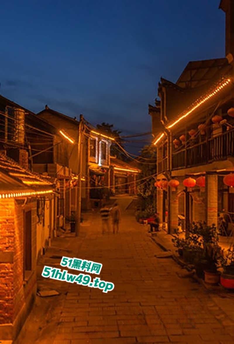 青州古城小巷上演活春宫，女的穿古风绿裙气质迷人蹲在猥琐男胯下，熟练伺候鸡巴旁若无人。-6