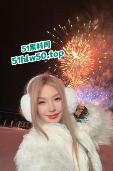 抖音2000W粉丝大咖网红【刀小刀】欠钱不还，还怂恿粉丝到别人店里拉屎，警察从公寓带走画面曝光！-1