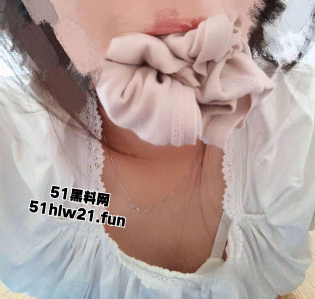 西安交大清纯学生妹【橙子】甜美女神被炮友调教成骚母狗，酒店抽插爆操无毛嫩穴！-8