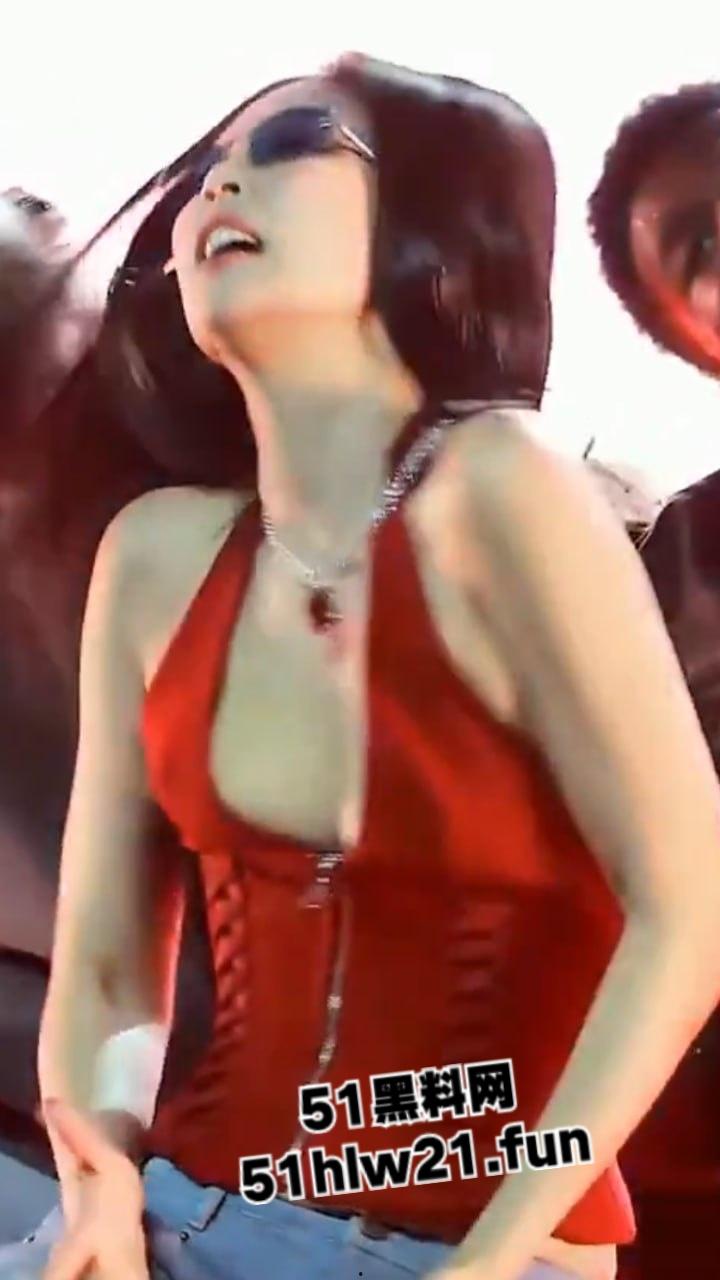 韩国女团舞台走光事件，Blackpink成员【jennie】演唱会乳头走光，这大奶子看着太诱人，这可是赤裸裸勾引财阀大佬！-5