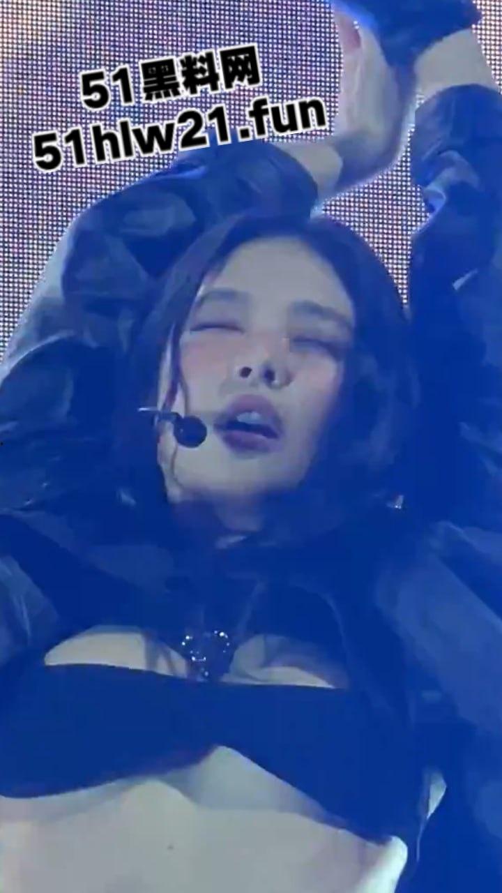 韩国女团舞台走光事件，Blackpink成员【jennie】演唱会乳头走光，这大奶子看着太诱人，这可是赤裸裸勾引财阀大佬！-7