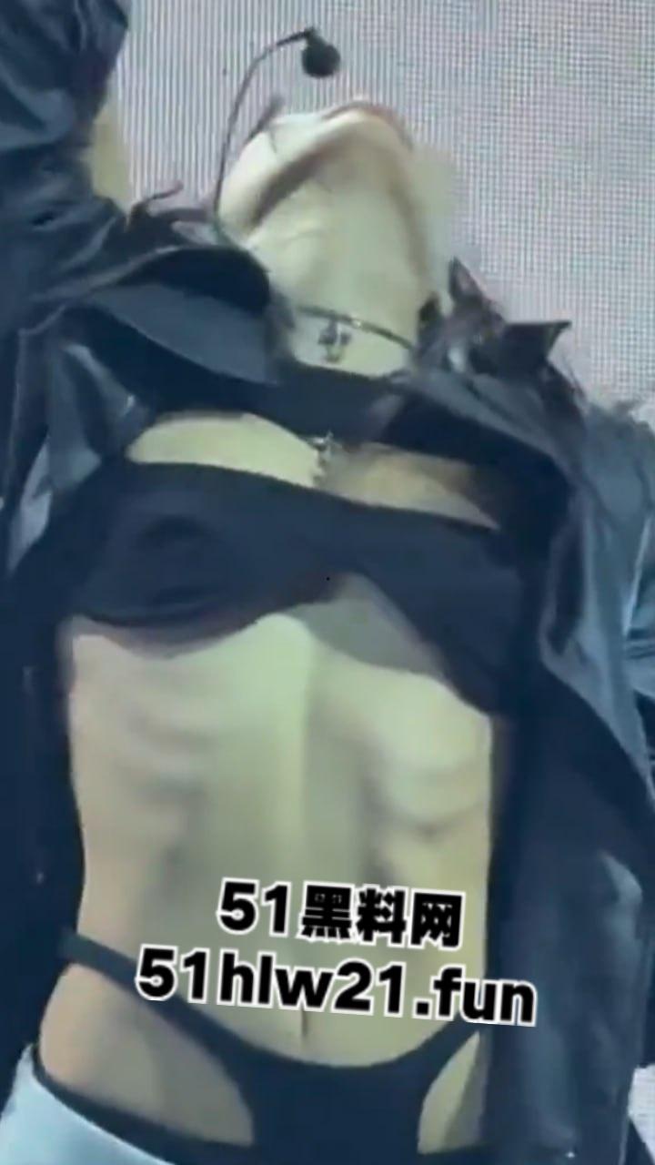 韩国女团舞台走光事件，Blackpink成员【jennie】演唱会乳头走光，这大奶子看着太诱人，这可是赤裸裸勾引财阀大佬！-9