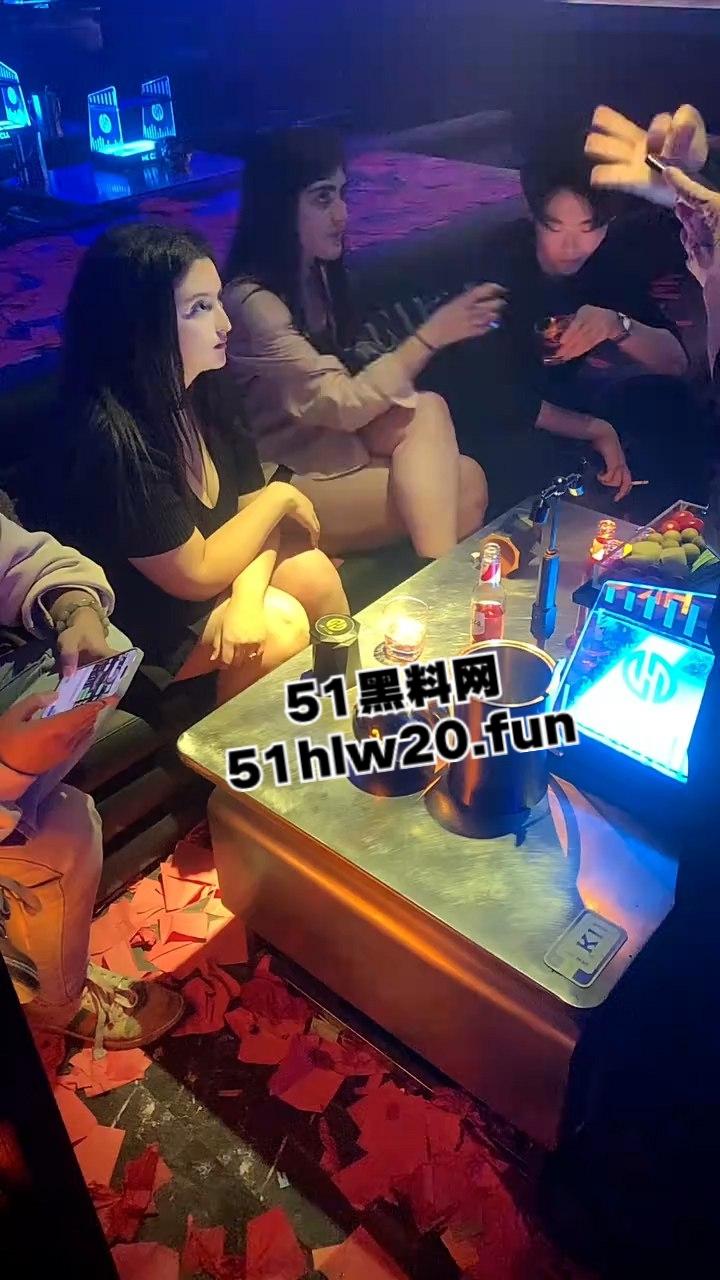 酒吧与国际接轨俄罗斯美女坐镇嗨飞，打卡上头自灌10杯半夜的酒吧门口能不能捡到她…-5
