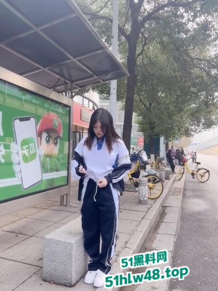 美女模特【豆瓣酱】学妹制服搭配公交车场景，户外大秀完美酮体和白嫩巨乳，性感大尺度写真流出。-3