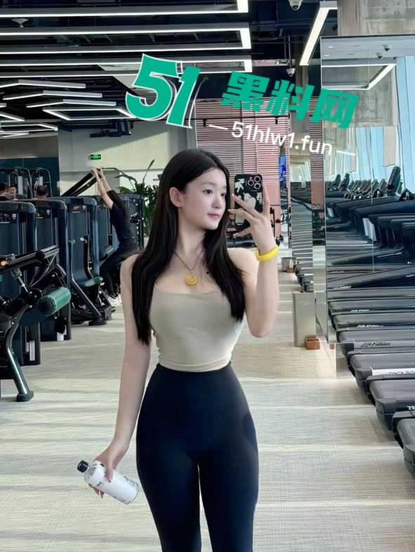 菏泽小红书博主【一颗小葡萄】私密视频流出，外表清纯带着两颗大雷和白虎嫩穴真是美到极致！-14