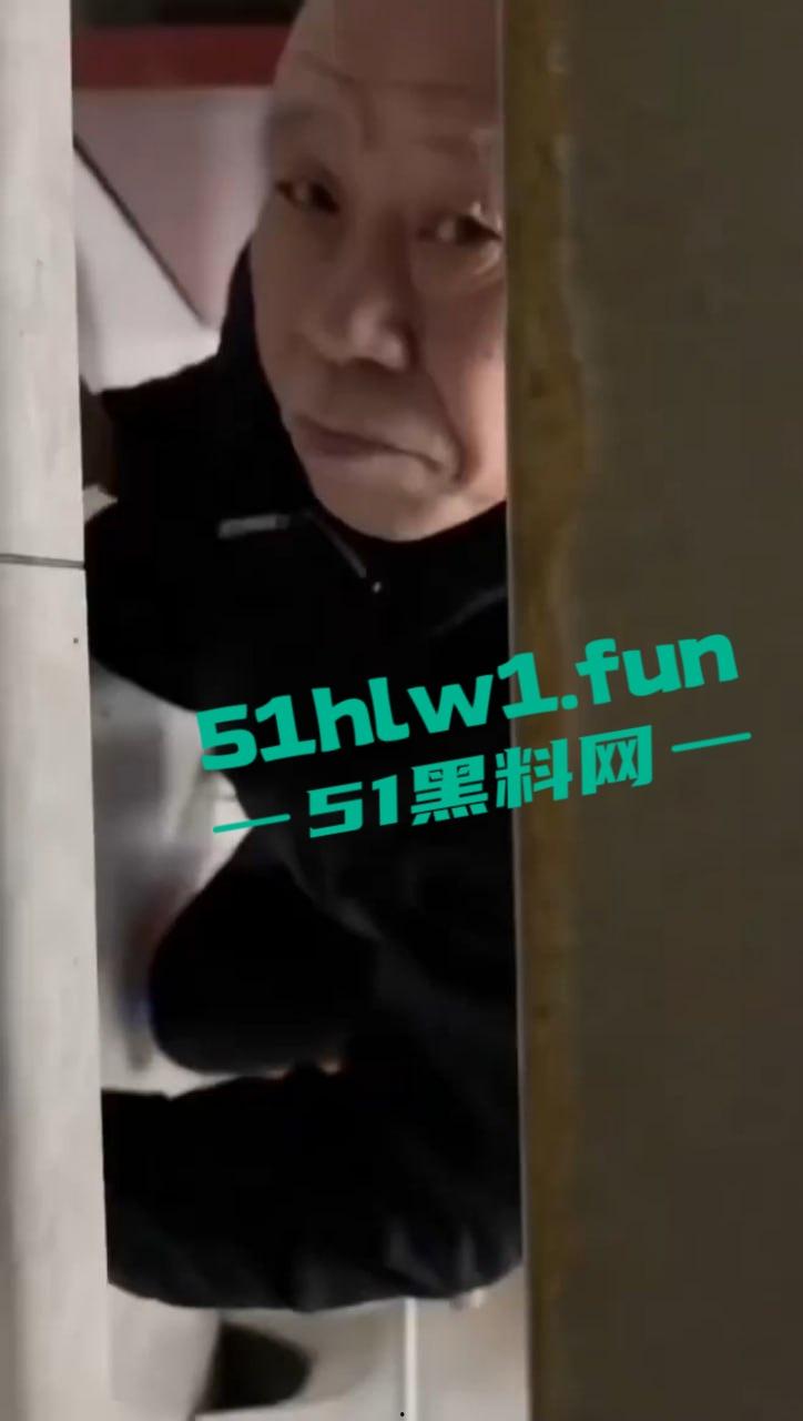 长春奇葩老头厕所偷窥放尿，天天跑错厕所骚扰娘们，跑路还想长四条腿真是老不正经！-2