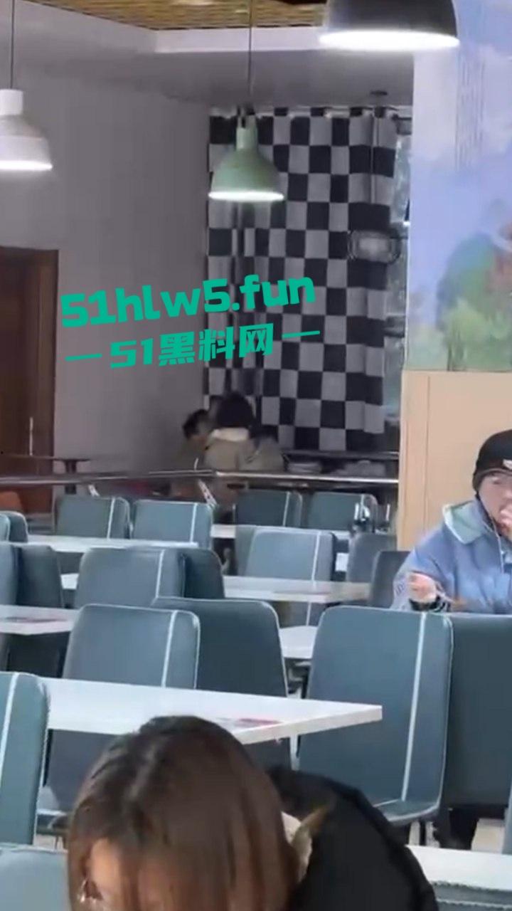 江苏师范大学，在食堂角落一对男女公然摸奶搓逼做爱啪啪，想不到还是被人录下来曝光。-2