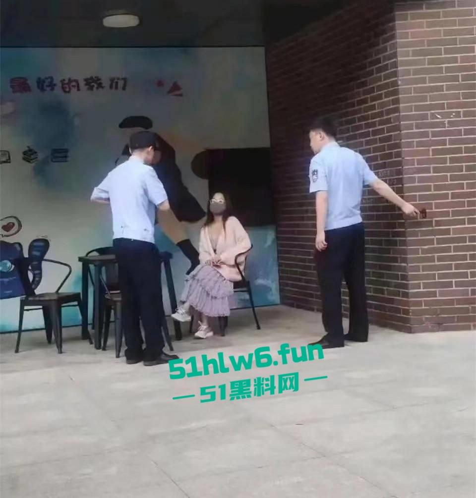 天津T0小仙女，在食堂听男生说猫拉屎很臭，竟然将烤鸭饭直接扣到男生头上。-3