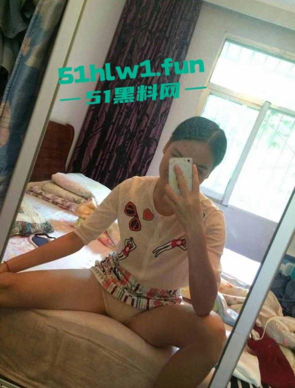 重庆反差熟女人妻【李沐嵘】与炮友的大量裸照流出，平日里贤妻良母私底下非常淫荡。-5