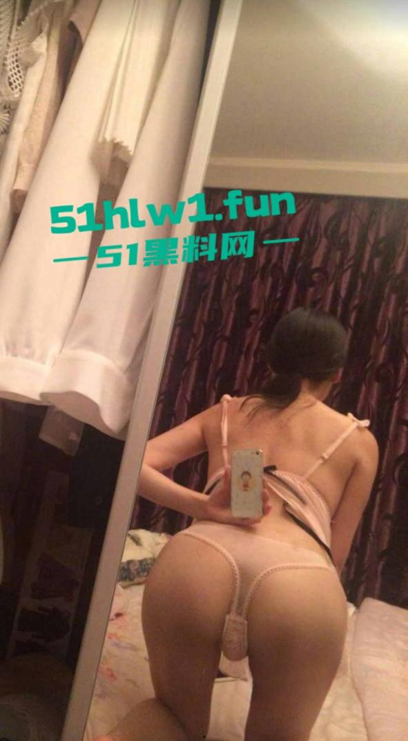 重庆反差熟女人妻【李沐嵘】与炮友的大量裸照流出，平日里贤妻良母私底下非常淫荡。-7