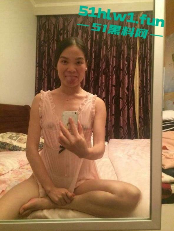 重庆反差熟女人妻【李沐嵘】与炮友的大量裸照流出，平日里贤妻良母私底下非常淫荡。-15