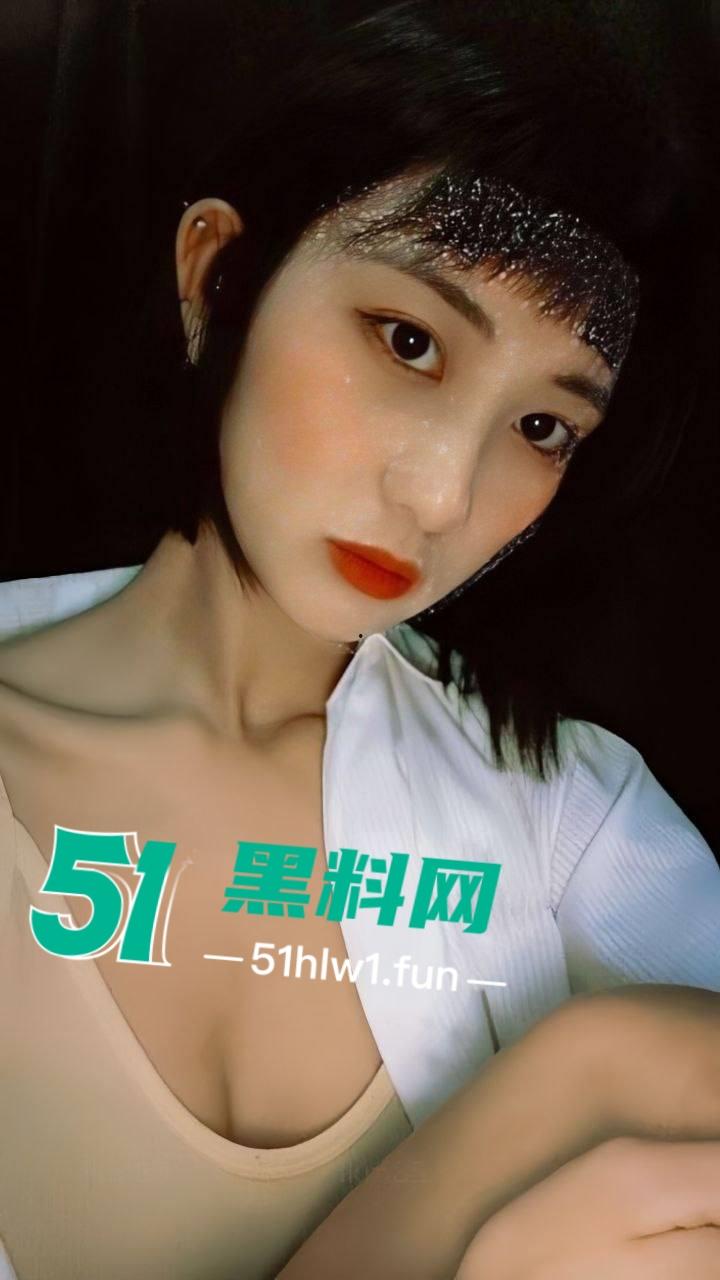 台湾亚洲小姐参赛者【昊淯婷】超高颜值长腿女神，表面女神私下骚货为勾引金主宿舍自慰自拍视频流出。-4