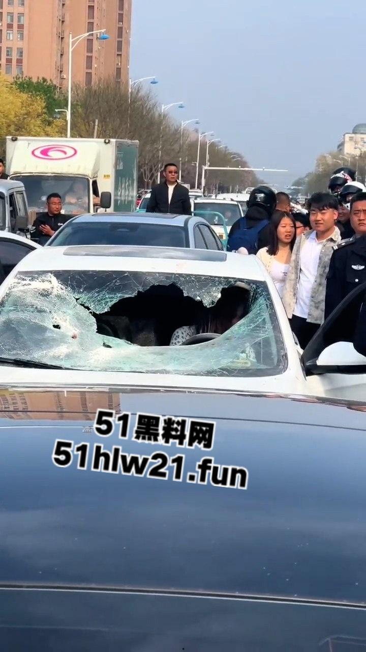 河北邢台爆发妻妾大战，原配怒砸小三车，楚楚可怜的小三被砸碎车玻璃大露骚脸！-8