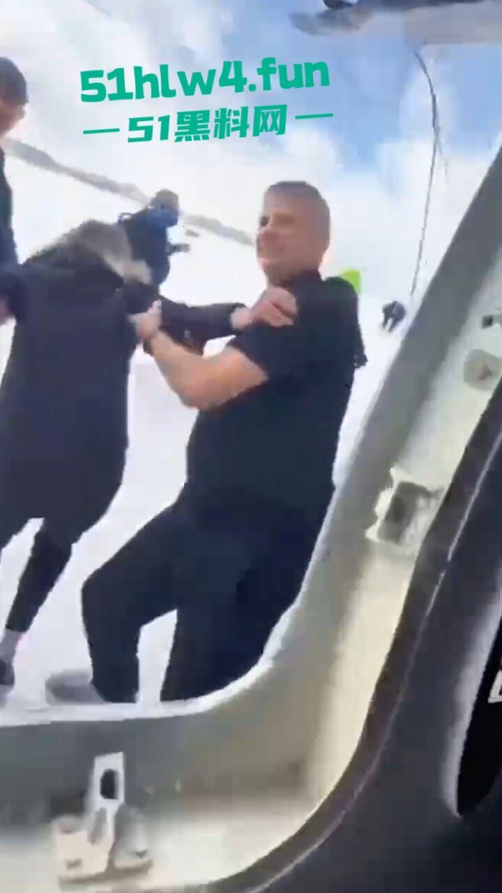 加拿大多伦多达美航空，一架客机因恶劣天气坠毁幸亏降落处厚厚一层积雪，80多名乘客成功撤离。-4