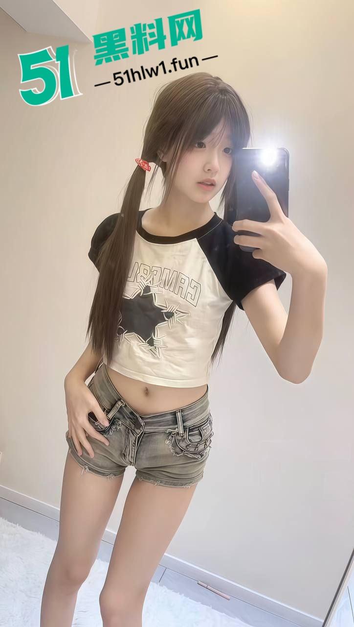 推特萝莉网黄福利姬【呓小涵】双马尾白袜展示自己淫荡内心，笑起来超级甜粉嫩脚丫真可爱。-8