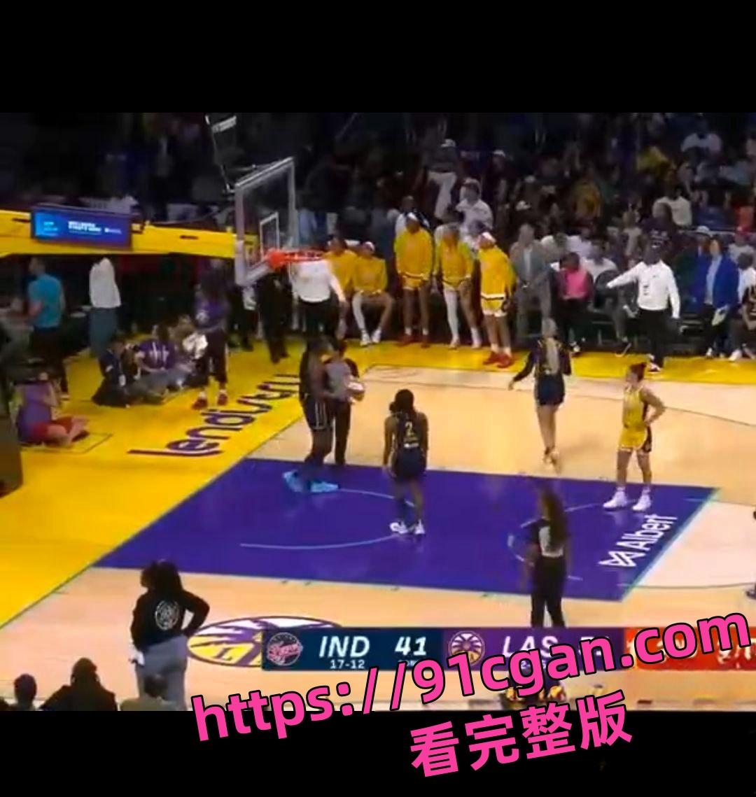 WNBA比赛突发奇葩事件：女球员竟意外掉落绿色假鸡巴引发热议 网友调侃这算不算使用兴奋剂？-3