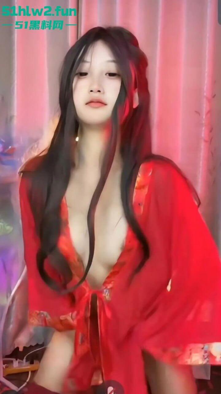 抖音网红【胖狗崽】聊天室露奶直播回放，性感尤物半遮半掩大跳浪舞故意露点馋坏直播间大哥。-1