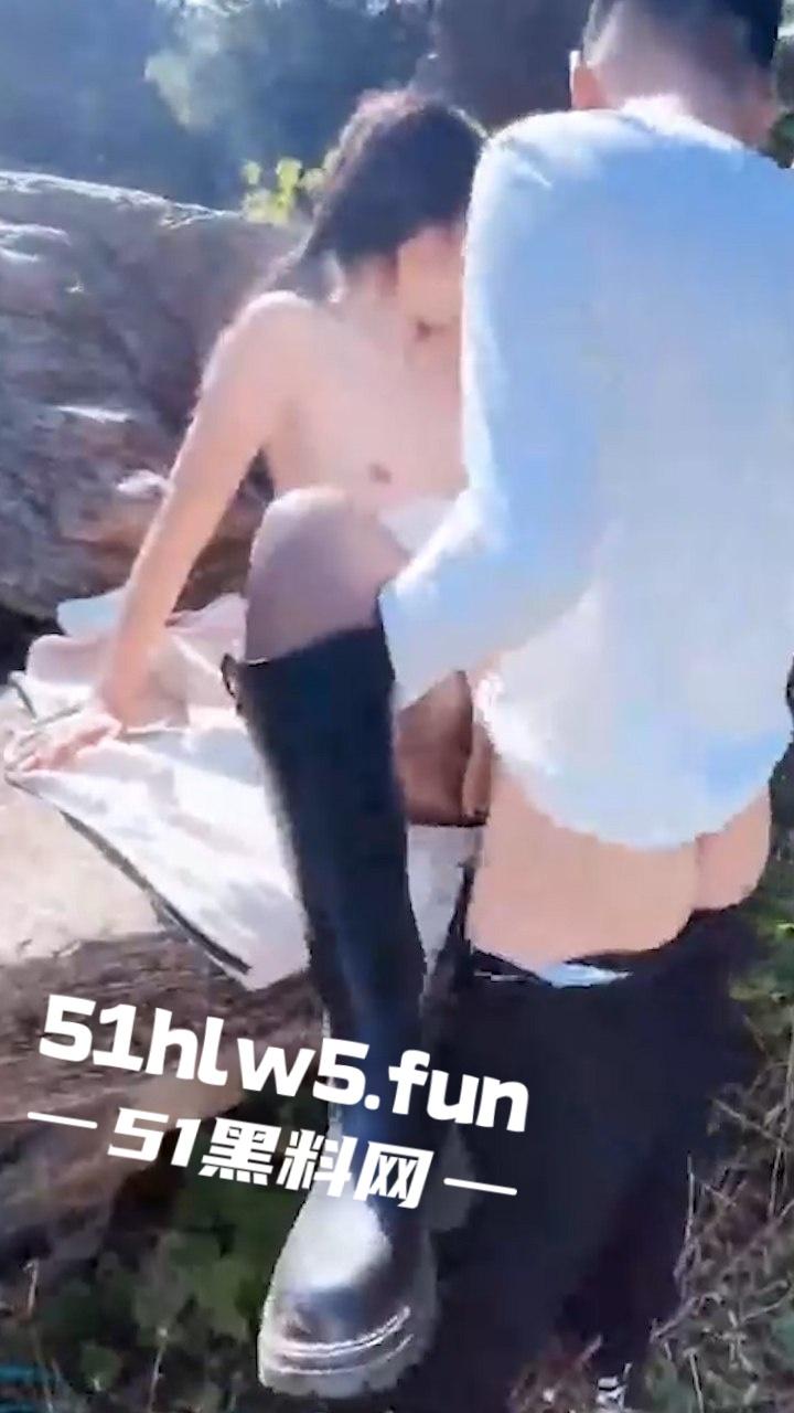 家有娇妻【2】带骚老婆逛景区玩刺激，偶遇单独路人献妻给操满足我的绿帽愿望。-7