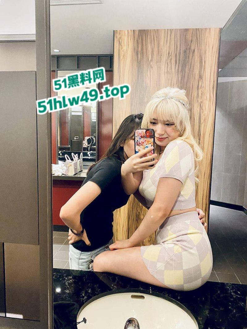 香港女同知性小姐姐【karin】凹凸有致奶大臀翘极致性感，各种大尺度私拍流出女友互舔鲍鱼视频曝光。-8