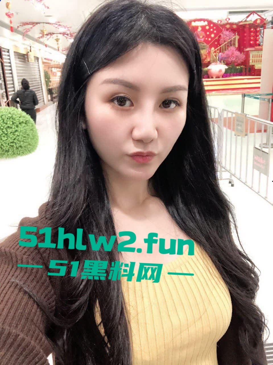 重庆骚人妻【刘霞】裸聊自慰，约炮酒店大战，骚逼掰开还是粉嫩的，就是开口大了点，估计是操多了！-6