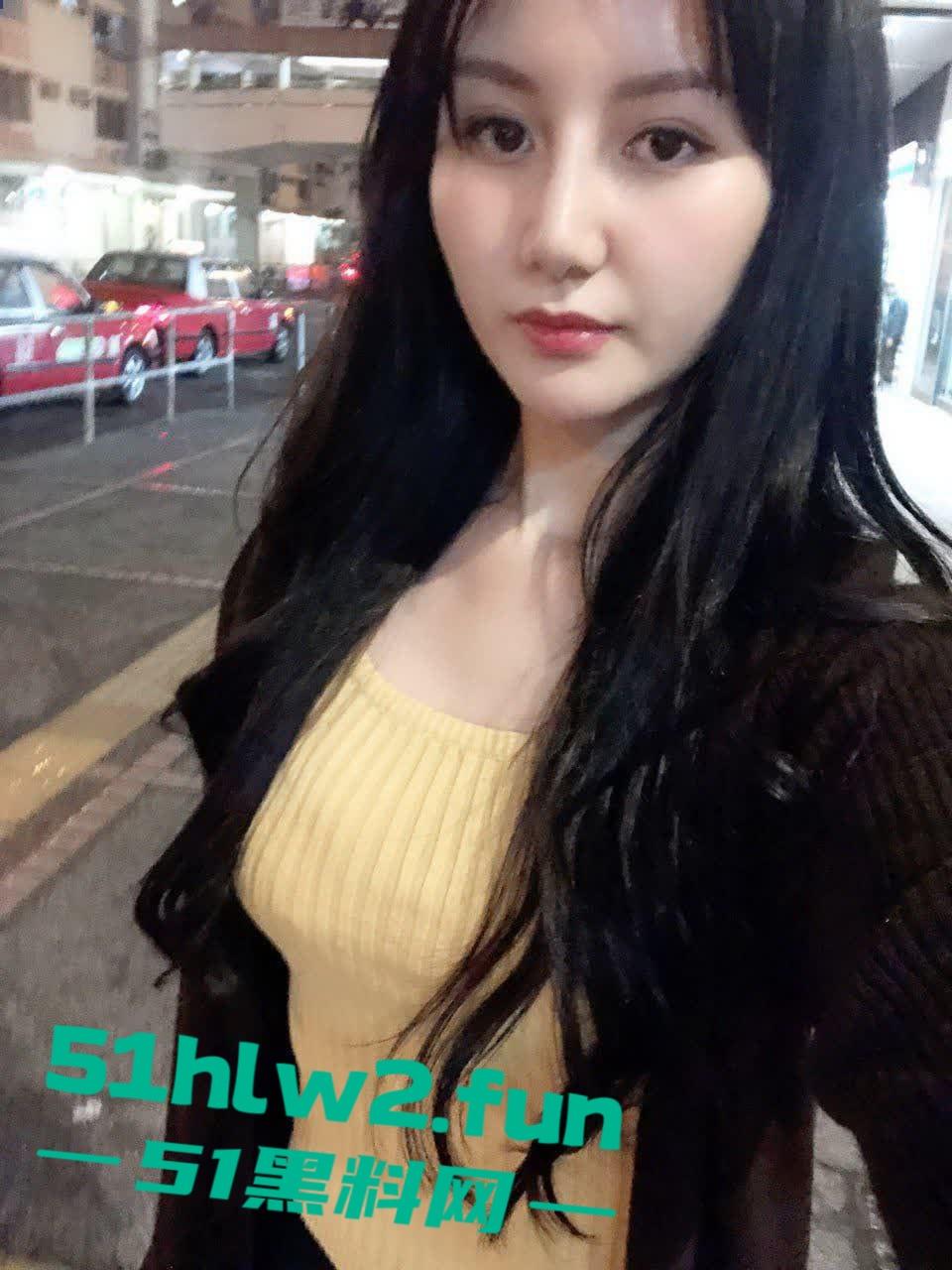 重庆骚人妻【刘霞】裸聊自慰，约炮酒店大战，骚逼掰开还是粉嫩的，就是开口大了点，估计是操多了！-13