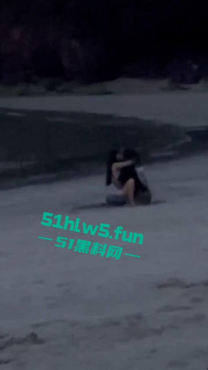 越南岘港仙沙港海滩，一对中国情侣在岘港仙沙港海滩骑乘做爱，现场公狗腰耸动激烈异常引发热议。-2