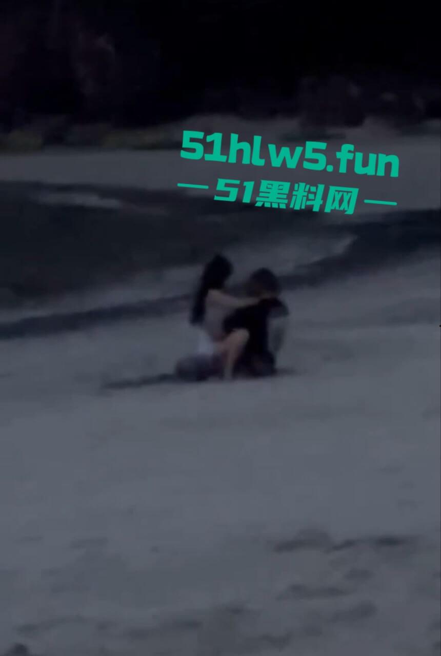 越南岘港仙沙港海滩，一对中国情侣在岘港仙沙港海滩骑乘做爱，现场公狗腰耸动激烈异常引发热议。-3