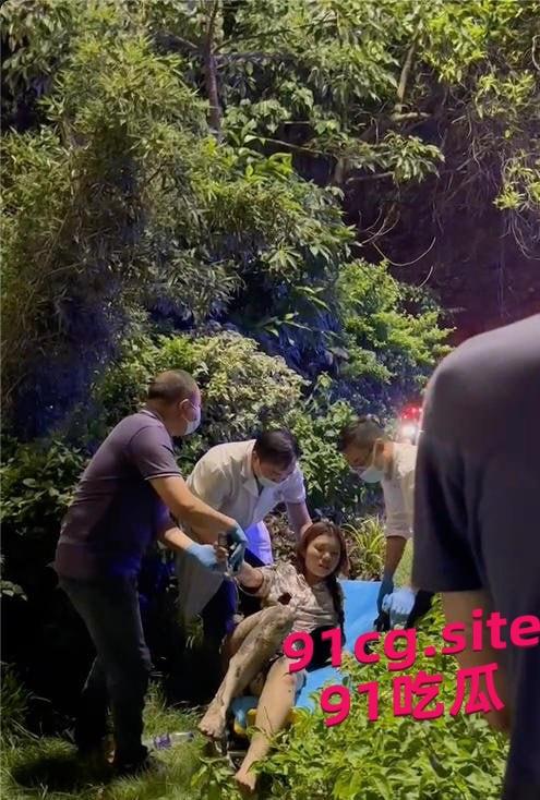 美女骑士超速发生车祸 机车爆燃烧光衣服 几乎全裸在草丛躲避等待救援 #刺激#惊险#裸体-3