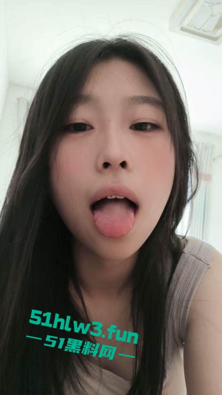 极品眼镜小母狗【季翰文】超反差的性感骚货颜值清纯甜美，内在母狗一只高潮脸居家自慰视频流出。-1