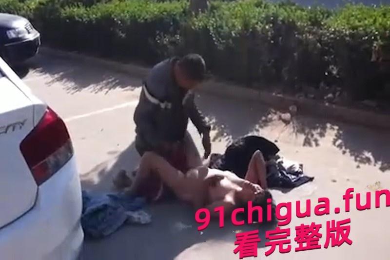 大爷大妈马路边激情做爱 被围观群众怼脸拍摄 #近距离偷拍大爷大妈做爱-3