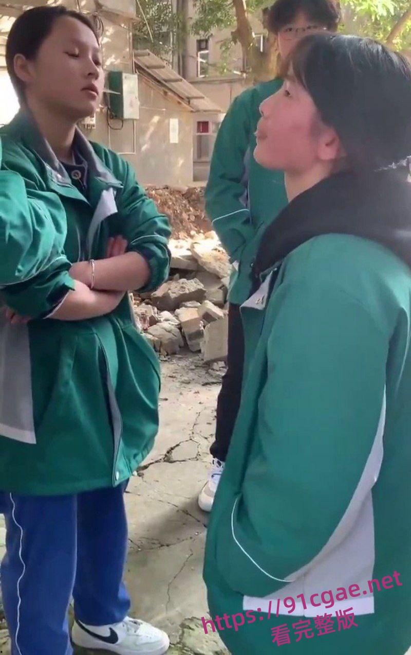 阆中中学女生霸凌事件 女高中生接连被扇大耳光不闪不避 硬气的一逼 男生们围观全程笑嘻嘻-4