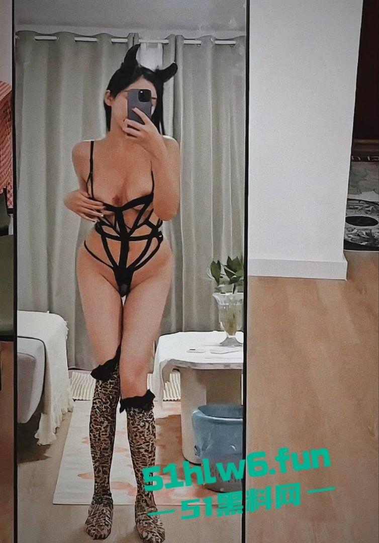 杭州顶级楼凤【南山波多野】绝美颜值大奶女神，身材高挑细腰翘臀这种极品骚鸡一定不便宜吧。-10