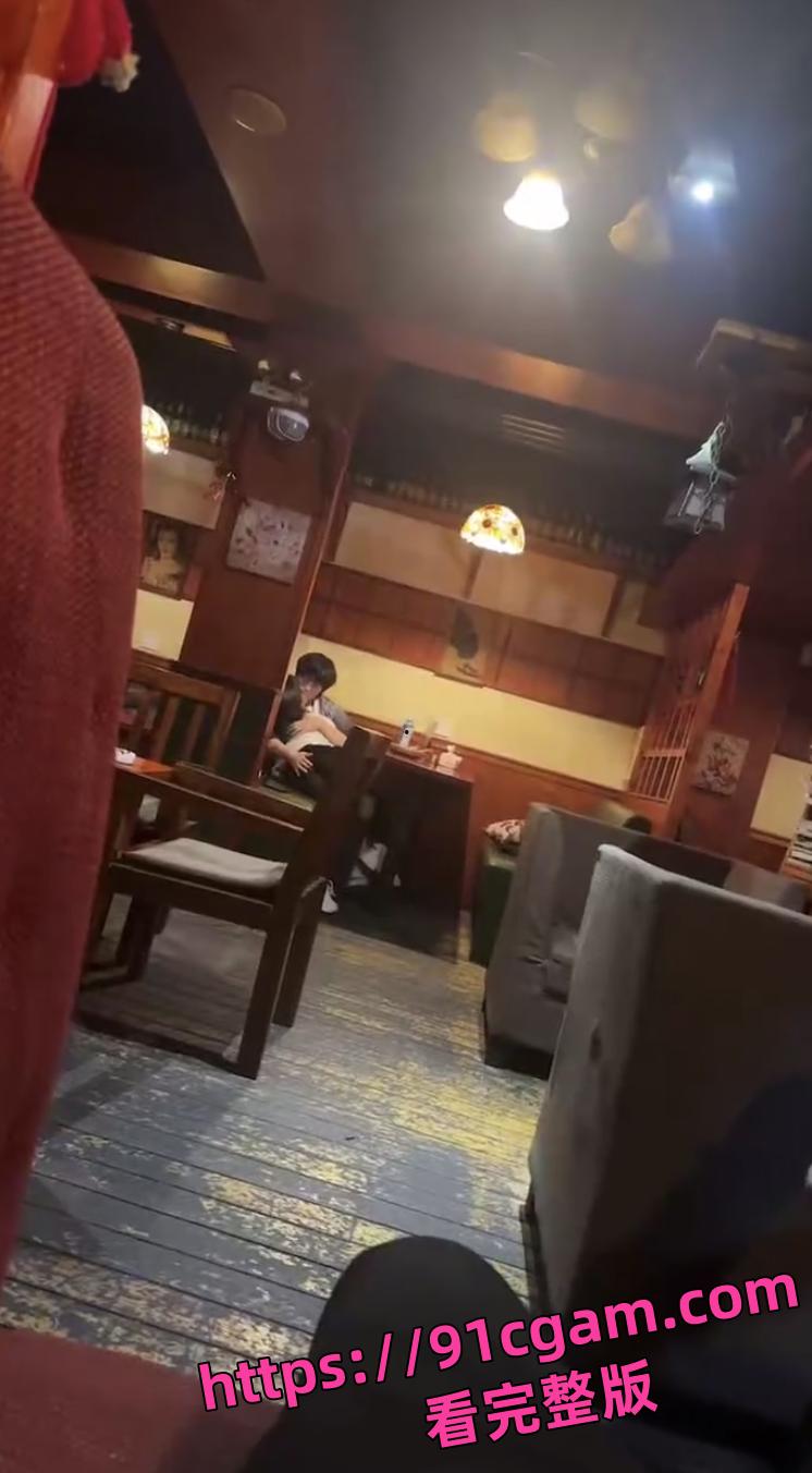 青岛呱呱叫冰淇淋店惊爆！小情侣店内互扣，视频流出全网炸锅！-3