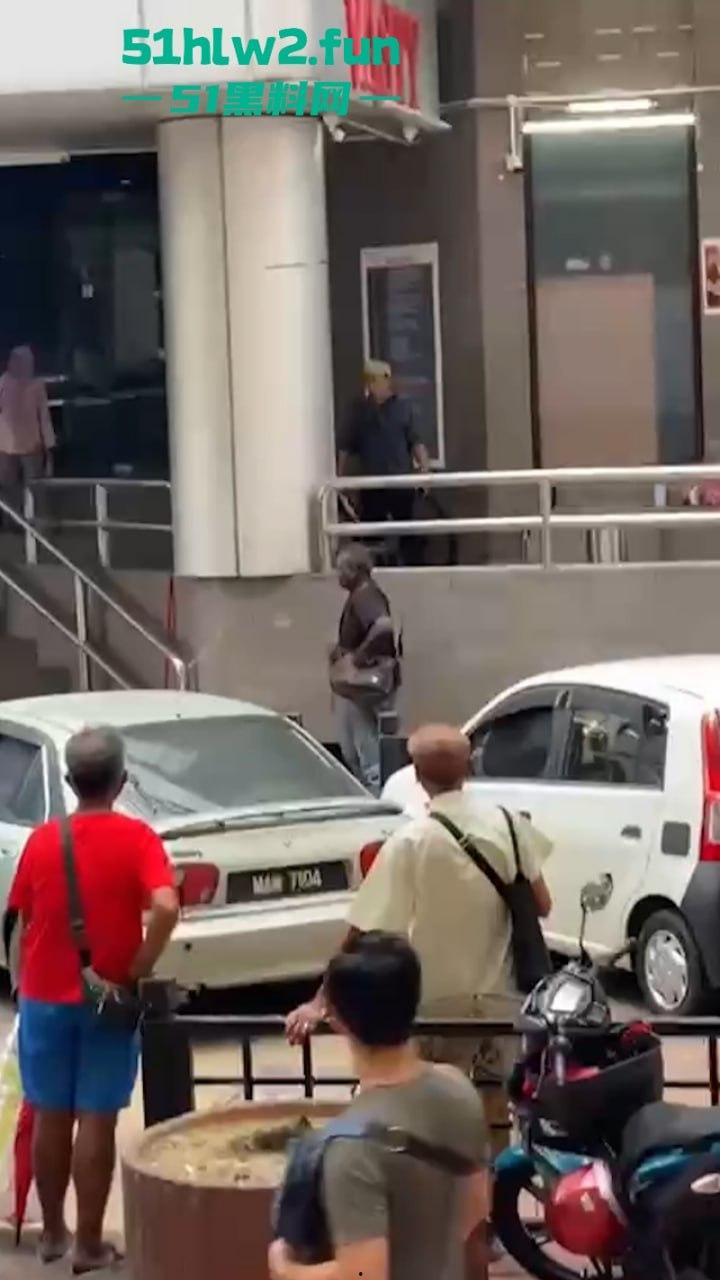 马来西亚男子酗酒吸毒恶魔buff叠满，致精神紊乱当街砍人，刺激的现场视频流出。-3