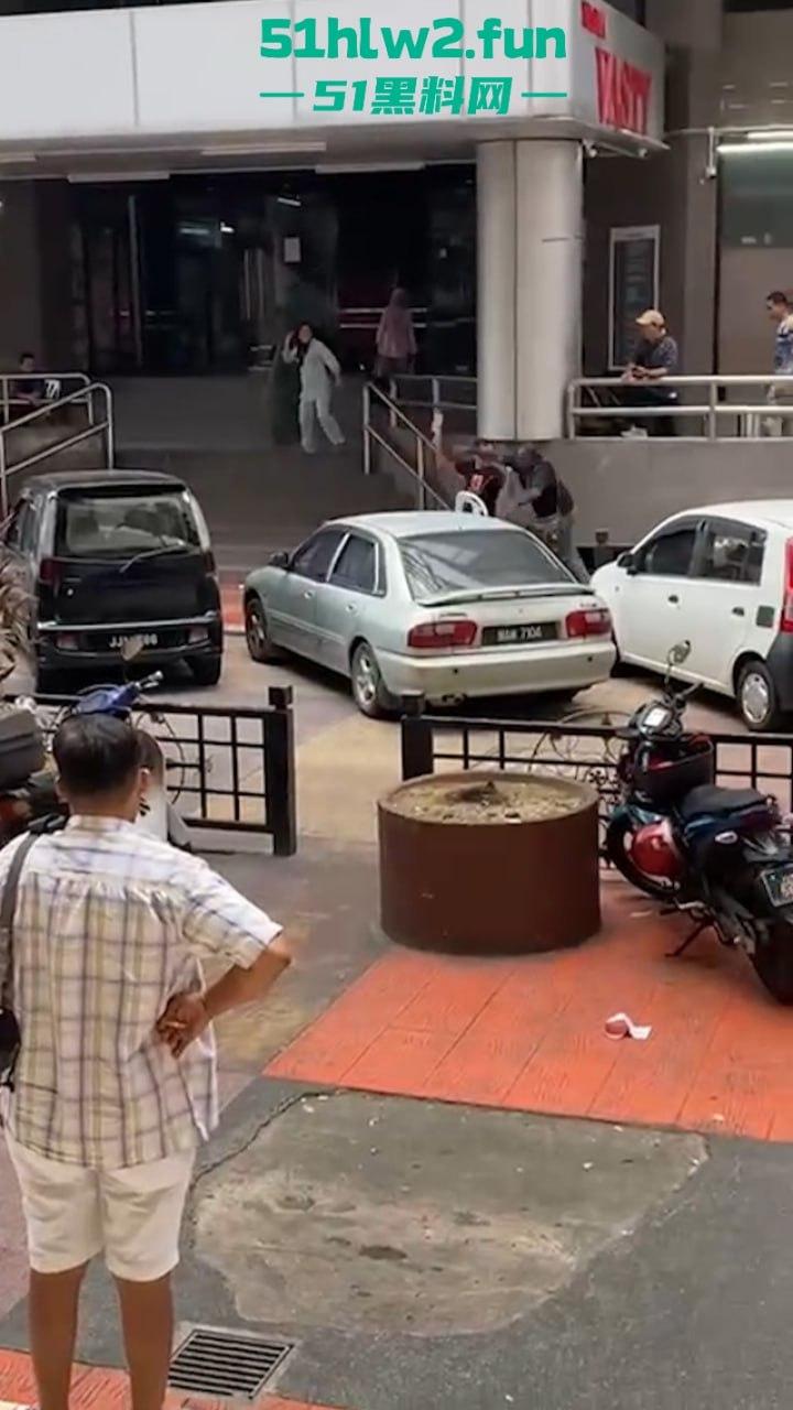 马来西亚男子酗酒吸毒恶魔buff叠满，致精神紊乱当街砍人，刺激的现场视频流出。-8