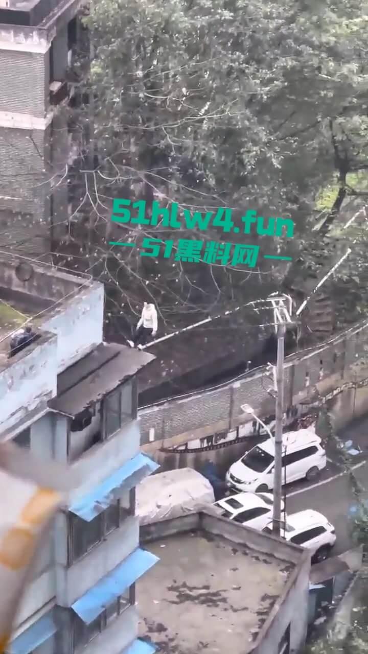 山西一男子轻生现场，救援队赶到男子奋不顾身跳楼自杀，据悉是离婚导致的精神崩溃。-3