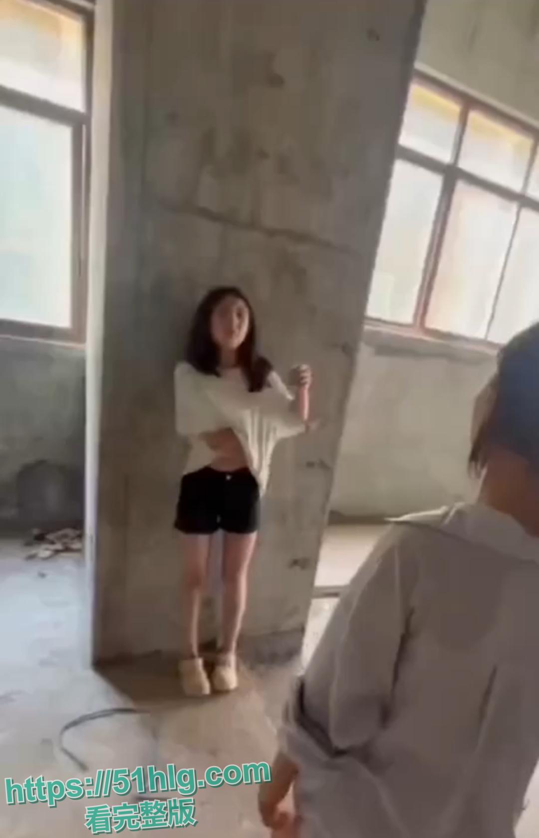 全网封杀重磅大瓜！【四川江油】14岁女孩惨遭校园霸凌 殴打辱骂过后还将其带入房间用汤勺敲打奶子和嫩穴 让男人强奸她 真够残忍-1