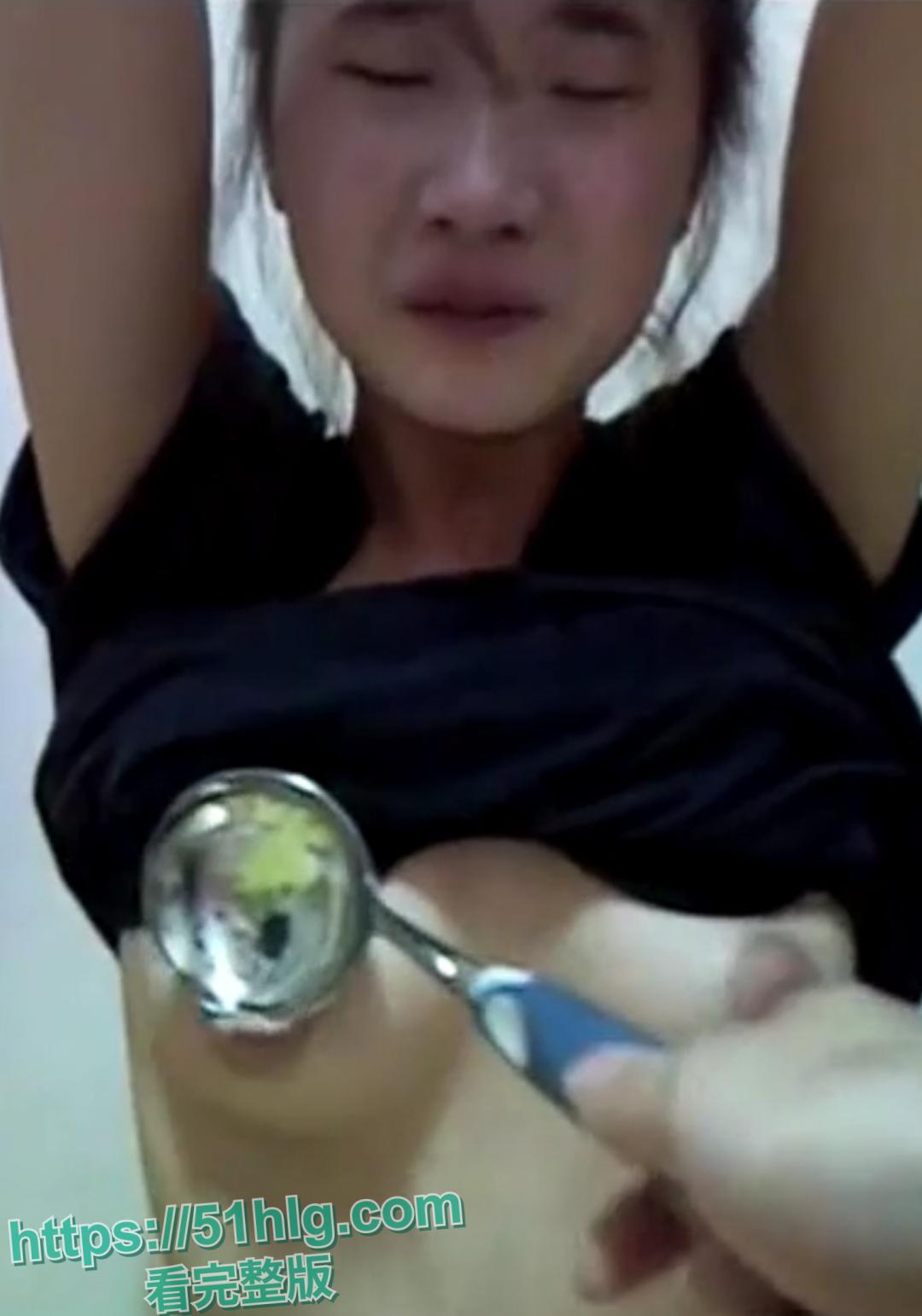 全网封杀重磅大瓜！【四川江油】14岁女孩惨遭校园霸凌 殴打辱骂过后还将其带入房间用汤勺敲打奶子和嫩穴 让男人强奸她 真够残忍-3