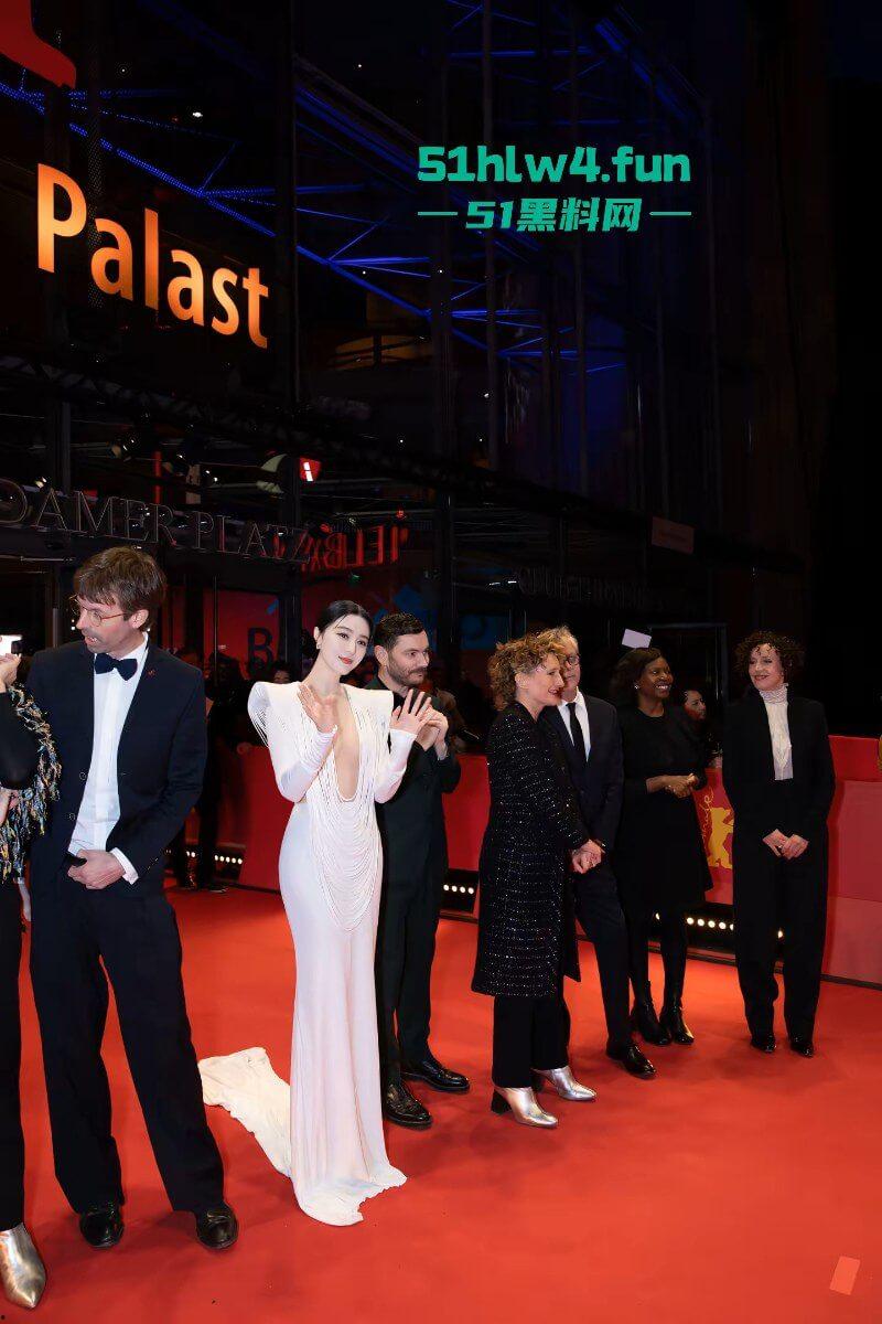 范冰冰复出柏林影展，范冰冰喷血造型超性感流苏设计的若隐若现失手露乳贴，看来巨星没落也只能靠肉体吸睛。-1