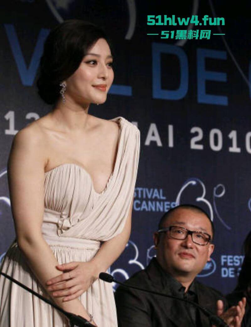 范冰冰复出柏林影展，范冰冰喷血造型超性感流苏设计的若隐若现失手露乳贴，看来巨星没落也只能靠肉体吸睛。-3
