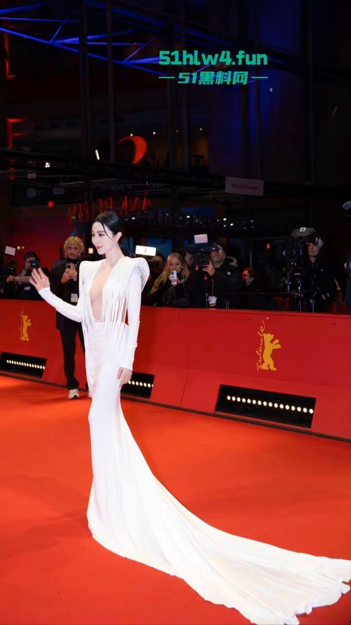范冰冰复出柏林影展，范冰冰喷血造型超性感流苏设计的若隐若现失手露乳贴，看来巨星没落也只能靠肉体吸睛。-9