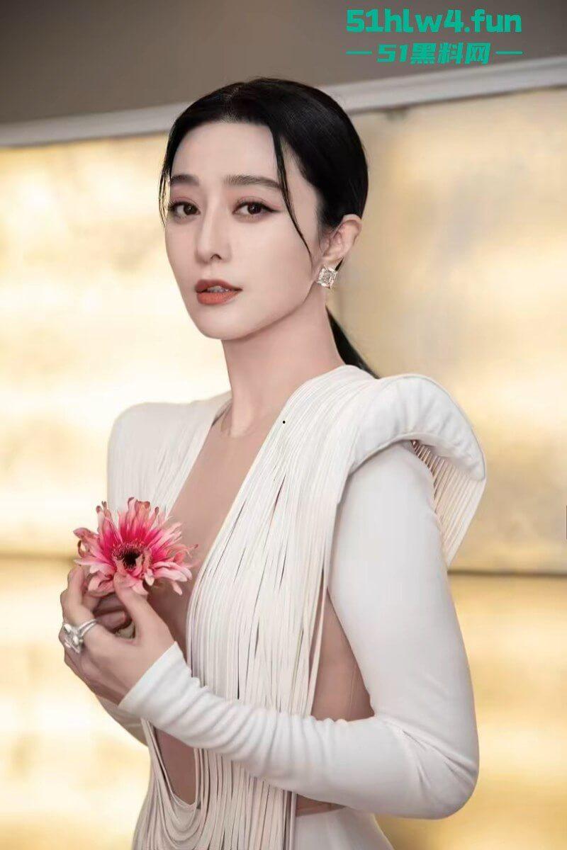 范冰冰复出柏林影展，范冰冰喷血造型超性感流苏设计的若隐若现失手露乳贴，看来巨星没落也只能靠肉体吸睛。-13