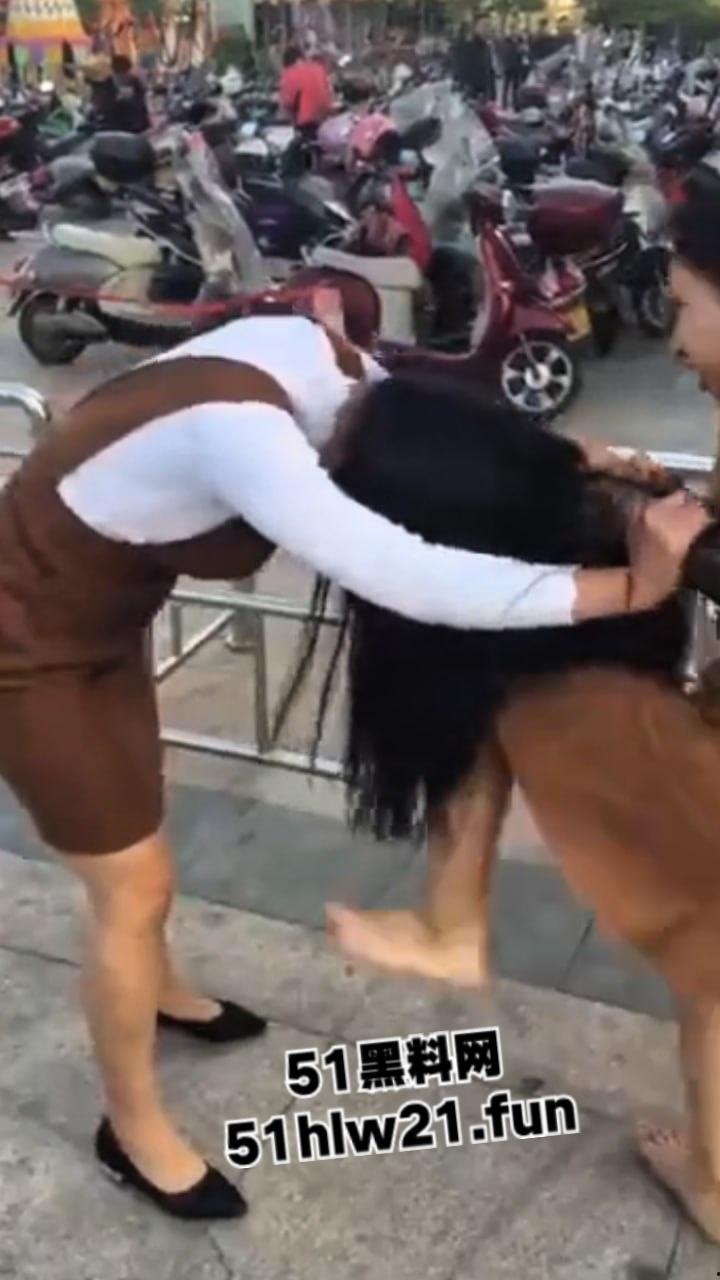 广西少妇爆锤小三现场，死命抓住小三头发脚踢，小三身材的确比原配更丰韵难怪老公会出轨呢。-7