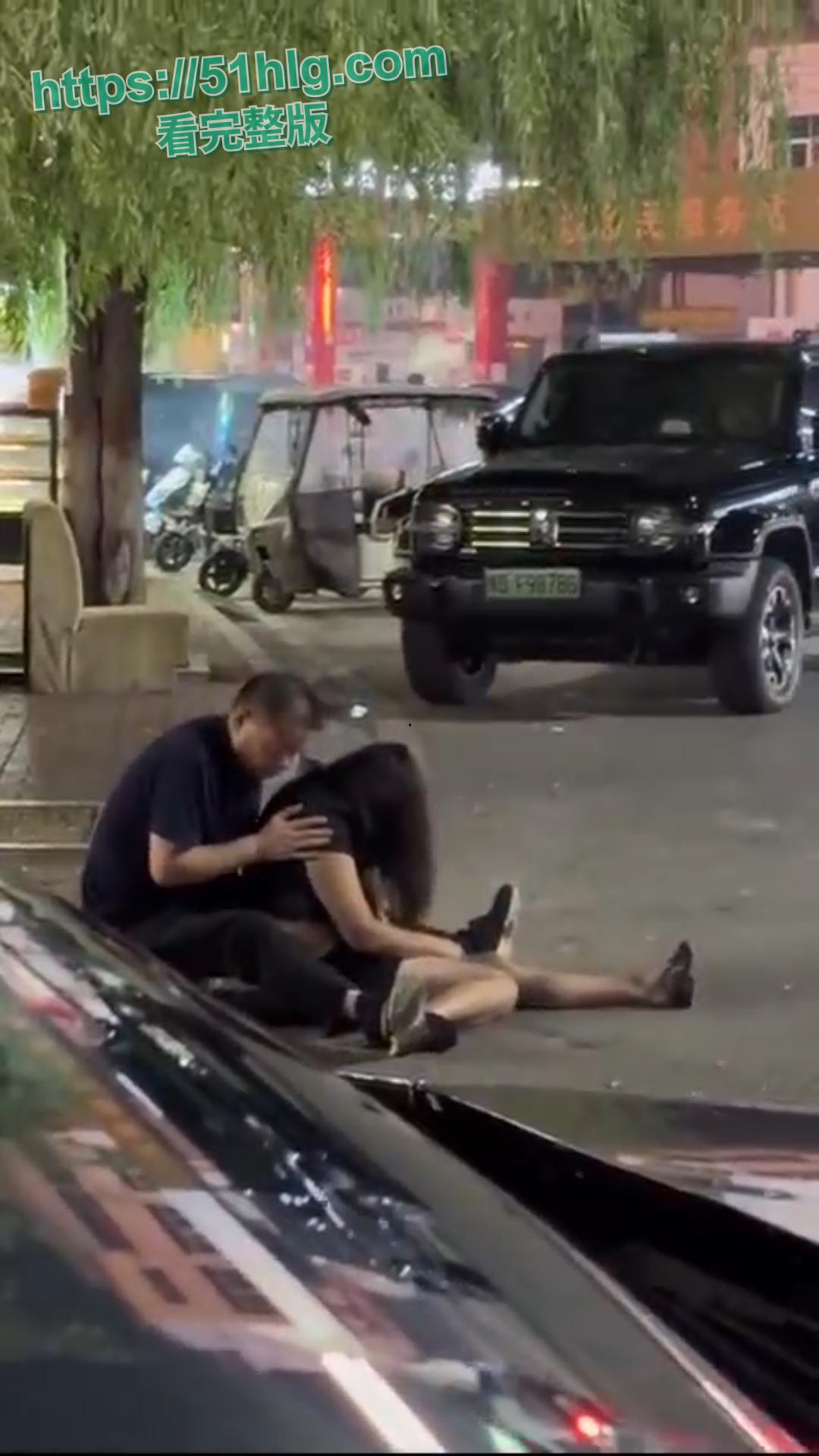 街头的淫乱盛宴！色欲熏心，老头街上猥亵昏迷美女无人阻止，揉奶扣穴打飞机，真够变态-2