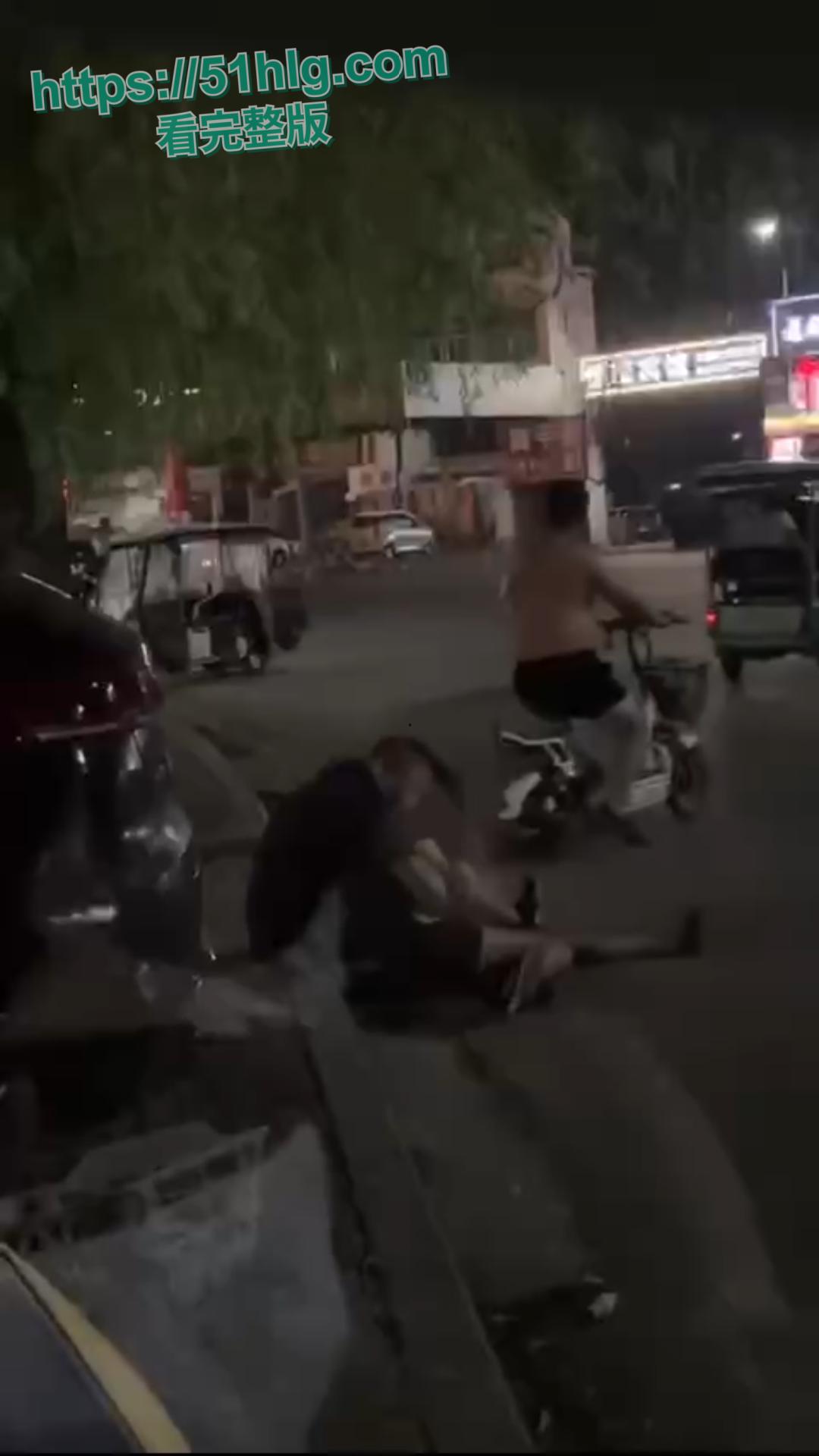 街头的淫乱盛宴！色欲熏心，老头街上猥亵昏迷美女无人阻止，揉奶扣穴打飞机，真够变态-3