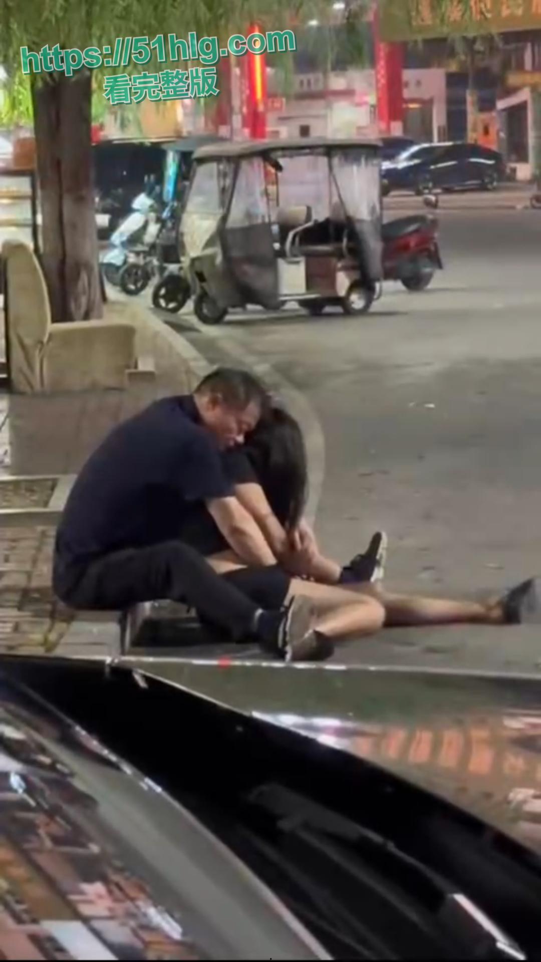 街头的淫乱盛宴！色欲熏心，老头街上猥亵昏迷美女无人阻止，揉奶扣穴打飞机，真够变态-4